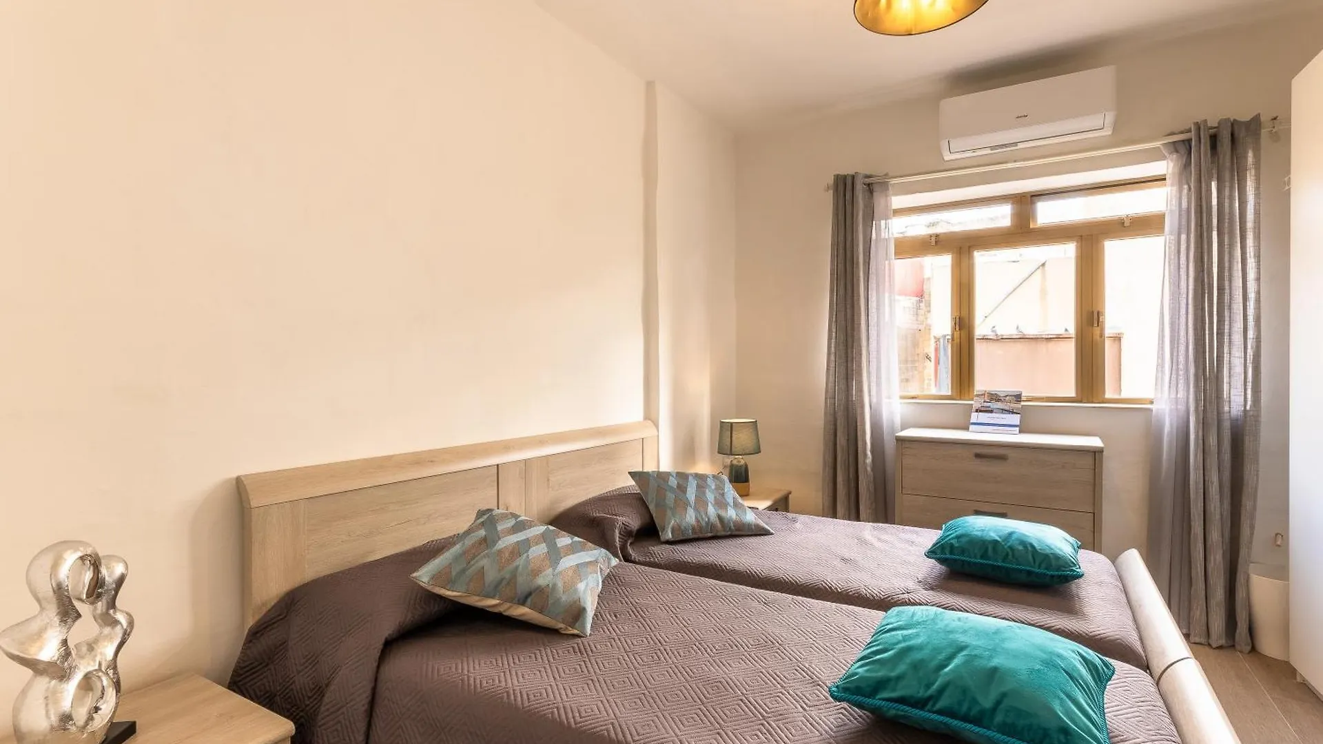Magnificent Sea View Penthouse Cospicua - Happy Rentals